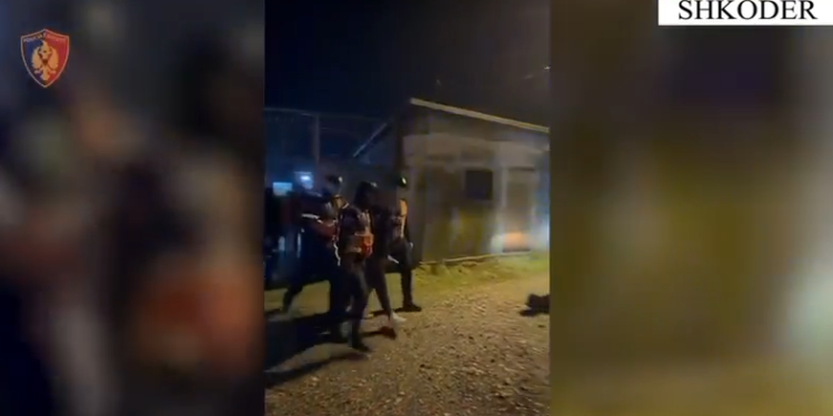 Tentoi të grabiste postën nën kërcënimin e thikës, gjendet i fshehur në tavan 24-vjeçari në Shkodër