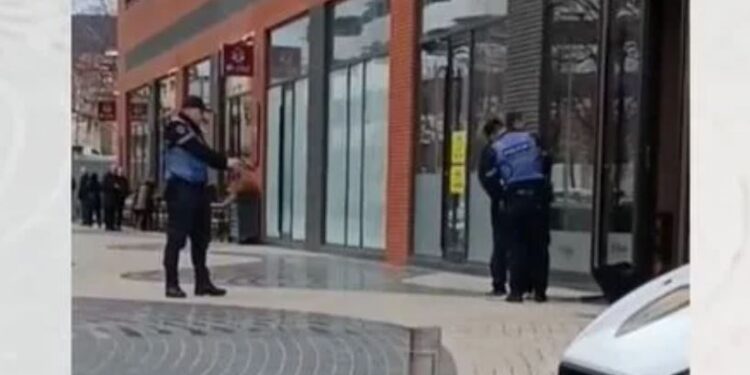 VIDEO / Terrorizoi bankën në Tiranë me armë, momenti kur autori nga Gramsi prangoset nga Policia