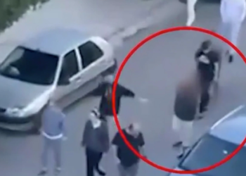 E dehur në timon, përplas 11 automjete, ndalohet nga policia greke 60-vjeçarja