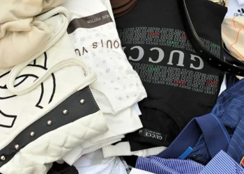 Prodhonin veshje të falsifikuara të markave të njohura, bllokohen 103 mijë artikuj në Durrës