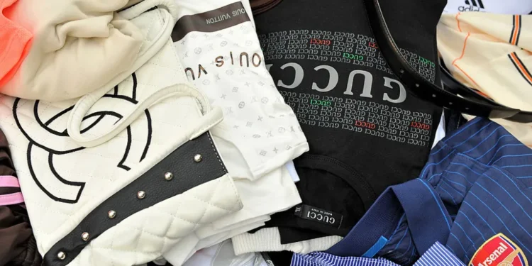 Prodhonin veshje të falsifikuara të markave të njohura, bllokohen 103 mijë artikuj në Durrës