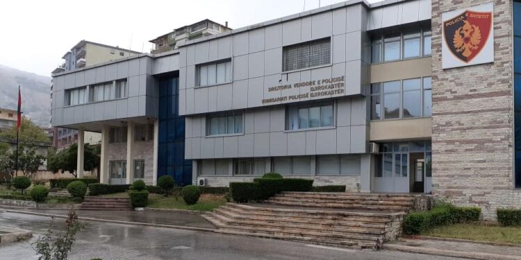 Qëlloi me armë 61-vjeçarin pas problemeve me pronat, arrestohet autori, në shtëpi i gjenden kallashnikov dhe tritol