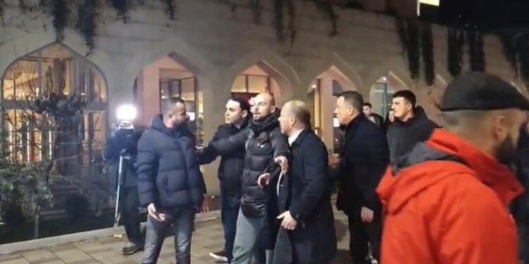 “Noka më kontrolloi për armë, Mziu më goditi me grusht në brinjë”, dëshmia në polici e qytetarit që u dhunua nga deputetët e PD-së