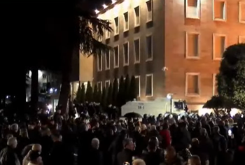 Policia shoqëron 13 protestues pas përplasjeve të dhunshme