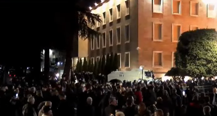 Policia shoqëron 13 protestues pas përplasjeve të dhunshme