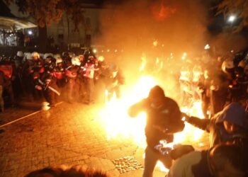 Nga makina e TV në flakë, te dhuna ndaj deputetit dhe policëve, gjithçka ndodhi në protestën e opozitës në foto