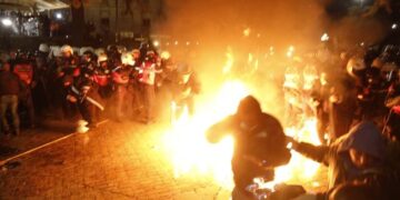 Nga makina e TV në flakë, te dhuna ndaj deputetit dhe policëve, gjithçka ndodhi në protestën e opozitës në foto