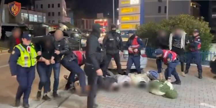 Merrnin makina me qira për të mos rënë në sy të policisë, skema si bëhej transporti i klandestinëve nga Gjirokastra në Muriqan