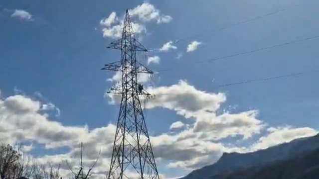 Dëmtimi i aksit Përrenjas-Librazhd/ Stakohet linja e tensionit të lartë, shtylla do të çmontohet pasi po rrëshqet