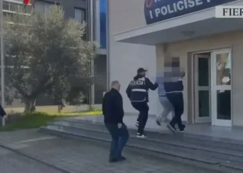 Qarkullonte i armatosur me armë zjarri/ Pranga 41-vjeçarit në Fier, arrestohet dhe pasagjeri për moskallëzim krimi