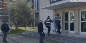 Qarkullonte i armatosur me armë zjarri/ Pranga 41-vjeçarit në Fier, arrestohet dhe pasagjeri për moskallëzim krimi