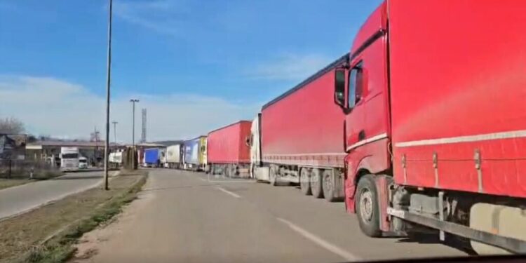 Bllokohet dogana e Bllatës, radhë mbi 4 km pas devijimit të trafikut nga Librazhdi