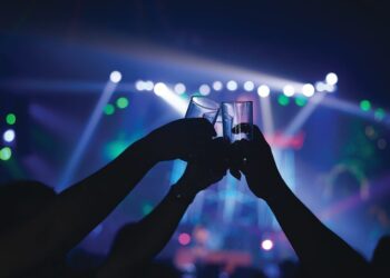 Pijet alkoolike nuk po “dehin” si në botë, të rinjtë shqiptarë nuk po pinë më