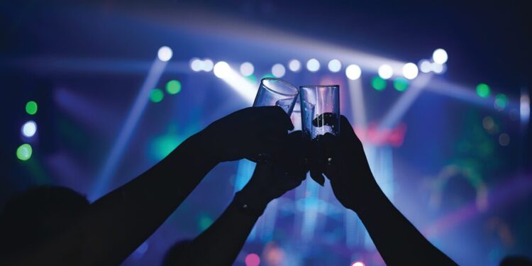 Pijet alkoolike nuk po “dehin” si në botë, të rinjtë shqiptarë nuk po pinë më