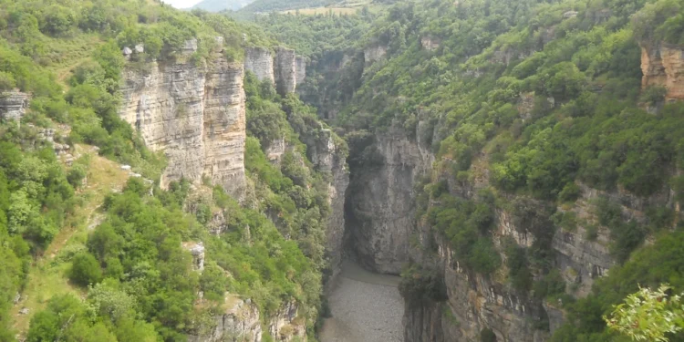 Dy të zhdukur në kanionet e Osumit, gomonia ku ndodhej 22-vjeçari u përmbys në ujë gjatë kërkimeve për 42-vjeçarin