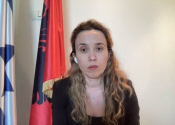 Alarm edhe gjatë lidhjes LIVE! Ambasadorja Meri Kumbe: 11 shqiptarë ndodhen në Izrael