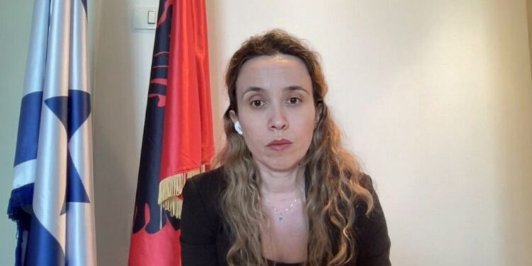 Alarm edhe gjatë lidhjes LIVE! Ambasadorja Meri Kumbe: 11 shqiptarë ndodhen në Izrael