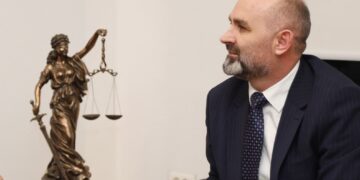 Manja paralajmëron drejtësinë: Vërini gishtin kokës! Do ndërhyjmë në sistem!