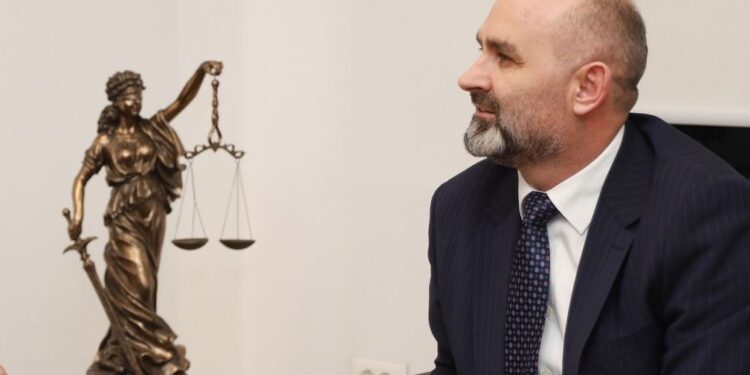 Manja paralajmëron drejtësinë: Vërini gishtin kokës! Do ndërhyjmë në sistem!