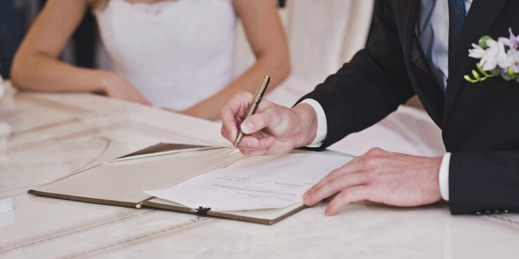 Dashuri me kushte, pse kontratat paramartesore po bëhen ‘plani B’ për çiftet shqiptare