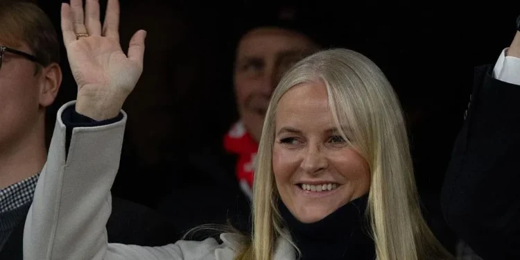 Princesha e Norvegjisë: Kërkoj falje për miqësinë me Epstein