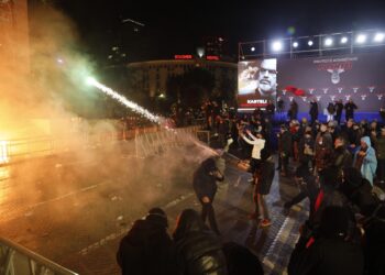 Protesta e PD / Juristja: Berisha nxit përçarje dhe vëllavrasje, të miturit përdoren si “mish për top”