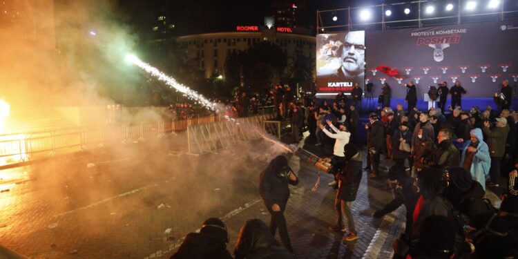 Protesta e PD / Juristja: Berisha nxit përçarje dhe vëllavrasje, të miturit përdoren si “mish për top”