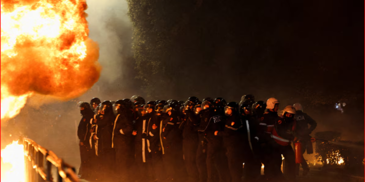 Sulmuan institucionet dhe plagosën 19 policë, Gjykata lë të lirë protestuesit e 10 shkurtit