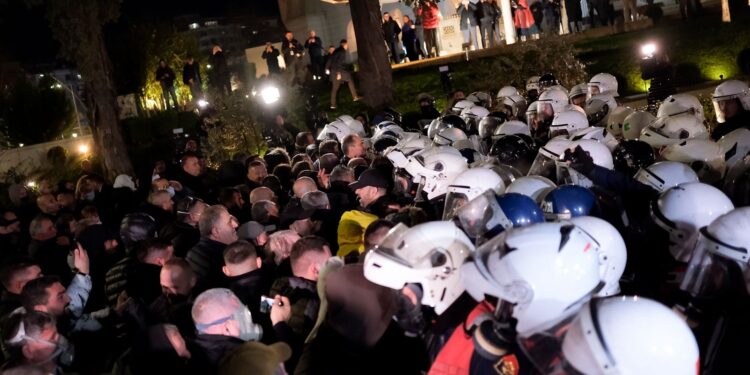 Protestat e PD/ Kthupi: Berisha po injorohet nga faktori ndërkombëtar, partitë s’duhet të ushtrojnë dhunë