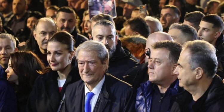 Sot opozita zbret në shesh, protestë para kryeministrisë