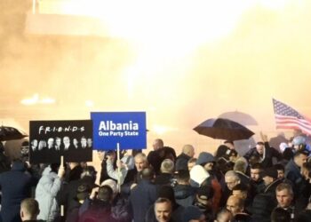 Protesta e opozitës, 17 persona të arrestuar dhe 35 të tjerë nën hetim