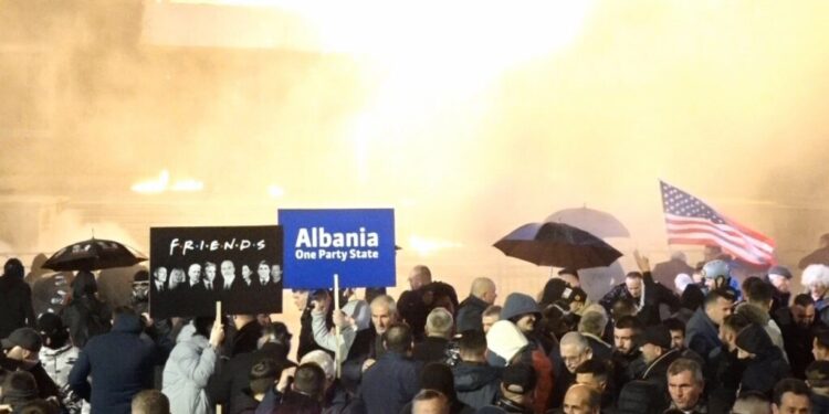 Protesta e opozitës, 17 persona të arrestuar dhe 35 të tjerë nën hetim