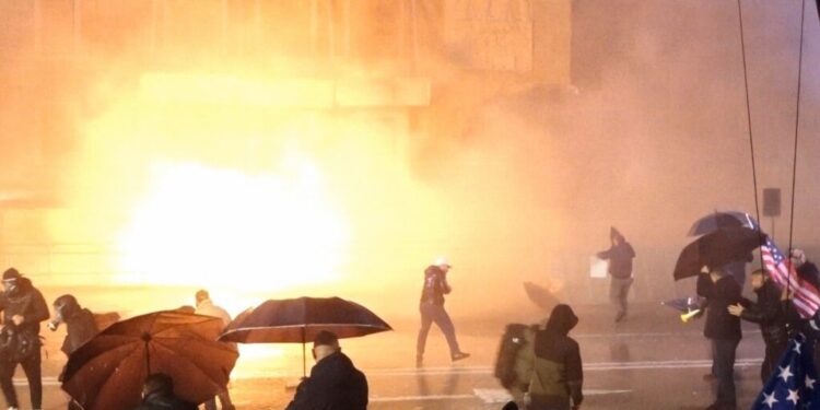 Kryen akte dhune gjatë protestës të opozitës, lirohen nga qelia 18 protestues