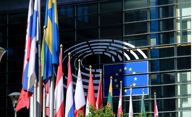 Tensione të reja mes BE-së dhe SHBA-ve, PE gati të bllokojë marrëveshjen me Trump