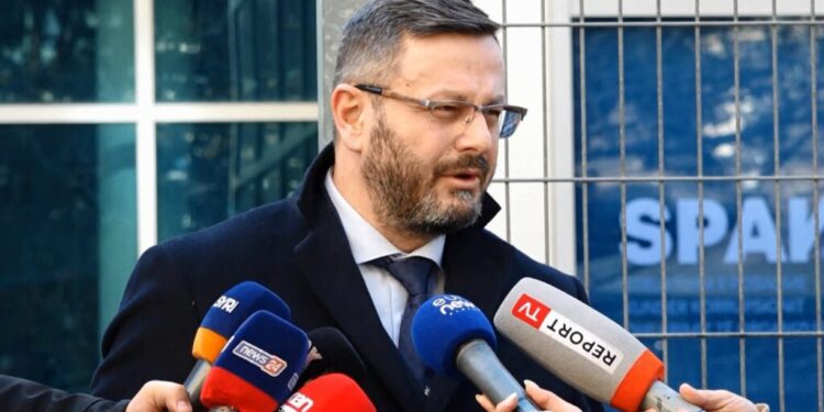 Shkelje e barazisë në tendera, Plarent Ndreca debate me prokuroren në GJKKO. Çfarë u vendos