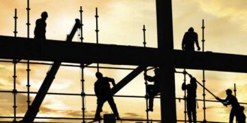 Ndryshojnë rregullat për të huajt, dëshmia e penalitetit bëhet e detyrueshme, vizat online, kushte të reja për studentët dhe sportistët