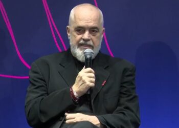 Rama: Shpallen dëmshpërblimet për 15 bashkitë e prekura nga zjarret, rritet mbi 2% buxheti i Mbrojtjes