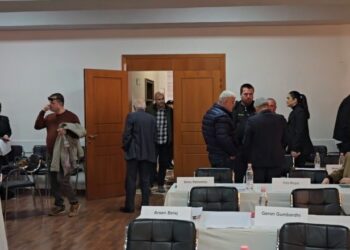 Debate mes anëtarëve në Këshillin Bashkiak Vlorë, ndërpritet mbledhja