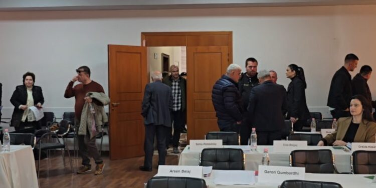 Debate mes anëtarëve në Këshillin Bashkiak Vlorë, ndërpritet mbledhja