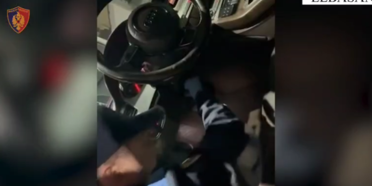 Lëvizte me fenelina policie në makinë për të shmangur kontrollet, arrestohet 32-vjeçari në Peqin, i gjendet armë zjarri