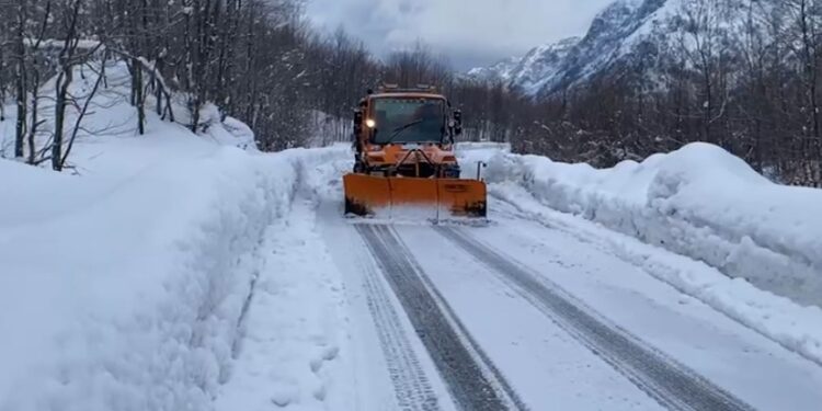 Rikthehen reshjet e borës në zonat malore, apel qytetarëve: Lëvizni me goma dimërore