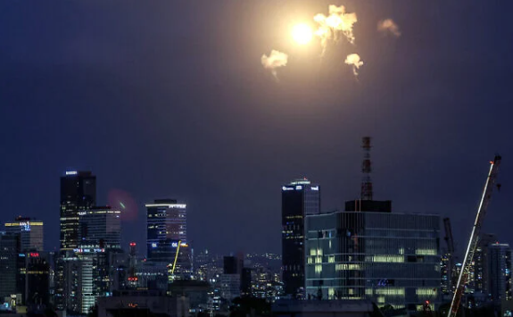 Pas bazave amerikane, Irani godet Izraelin dhe Bregun Perëndimor