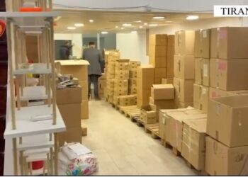 Suplemente ushqimore e bimore të skaduara- Zbulohet magazina në Tiranë, në kërkim administratori