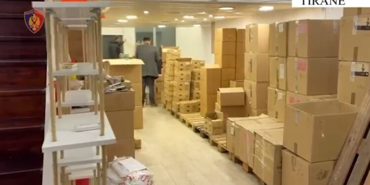 Suplemente ushqimore e bimore të skaduara- Zbulohet magazina në Tiranë, në kërkim administratori