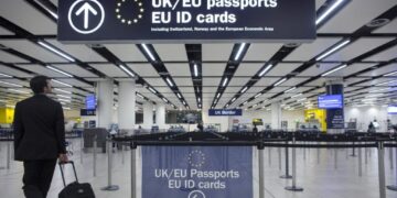 Rregullat e reja pas 25 shkurtit që mund të bllokojnë britanikët me dy shtetësi në aeroporte