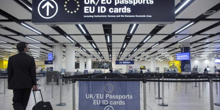 Rregullat e reja pas 25 shkurtit që mund të bllokojnë britanikët me dy shtetësi në aeroporte