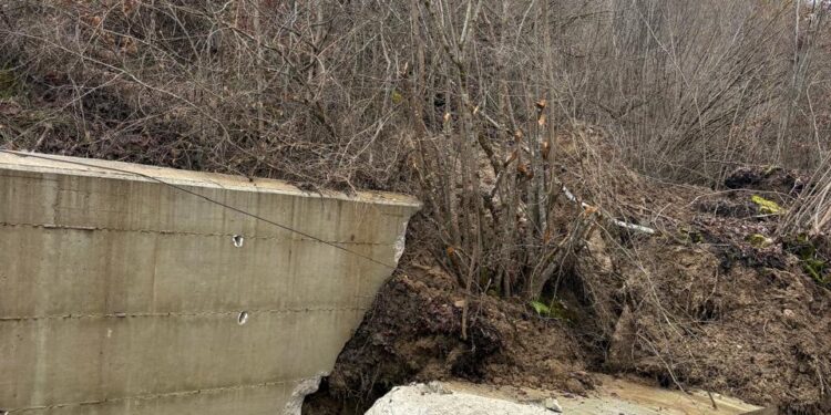 Shembet muri pritës në aksin Maliq–Lozhan, qarkullohet vetëm me një korsi