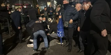 Tubimi i PD-së përpara Parlamentit/ Lëndohet një protestues, transportohet për në spital (VIDEO)