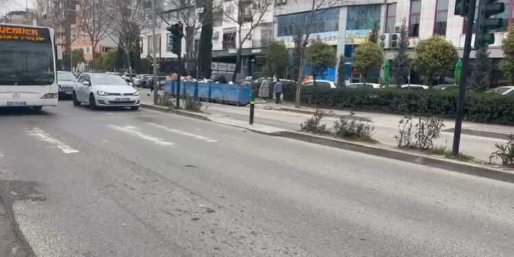 Detaje nga aksidenti që i mori jetën 7-vjeçarit: Fëmija ishte duke lypur, i ranë ca monedha në rrugë…