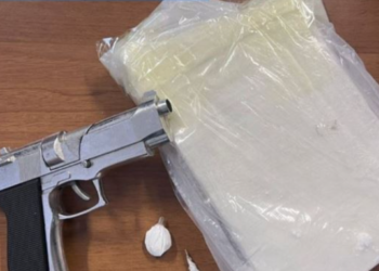 Shqiptari kapet me 1 kg kokainë, mbronte “biznesin” me një pistoletë lodër